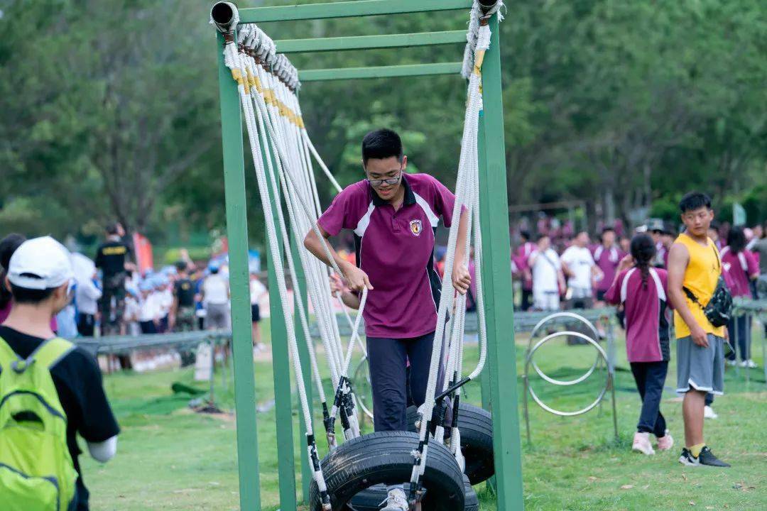 球员们在场上争分夺秒，向胜利奋勇前进